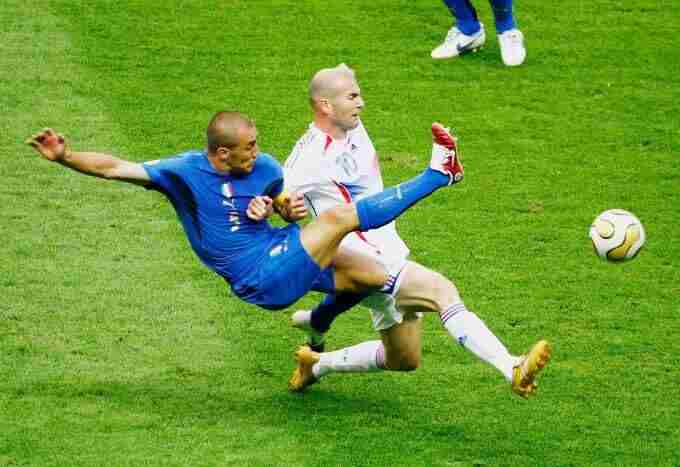 2006年世界杯卡纳瓦罗完美的发挥让他作为后卫拿到了金球奖